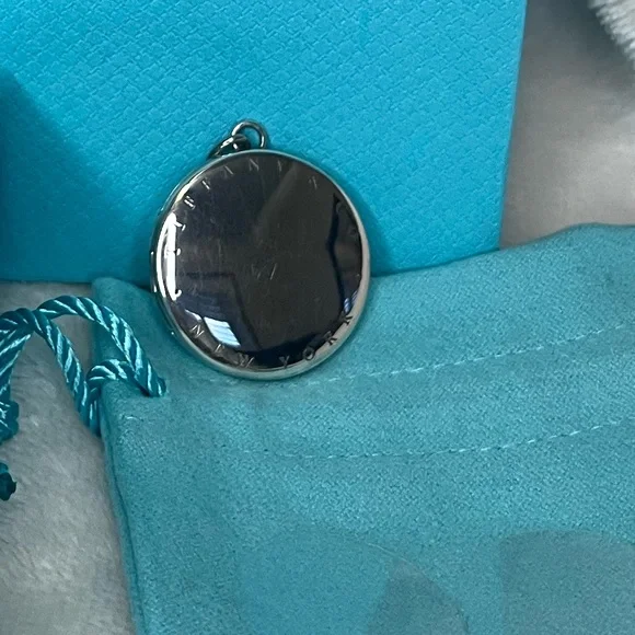 COPY - Tiffany & Co. Rare round locket. Engraving of “TIFFANY & CO • NEW YORK •” - Picture 4 of 5